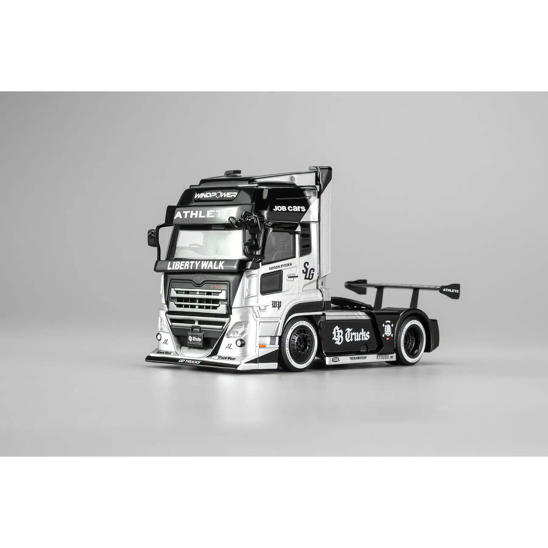 (PREVENTA) Motorhelix 1:64 LB Trucks UD QUON Head - Black and Silver