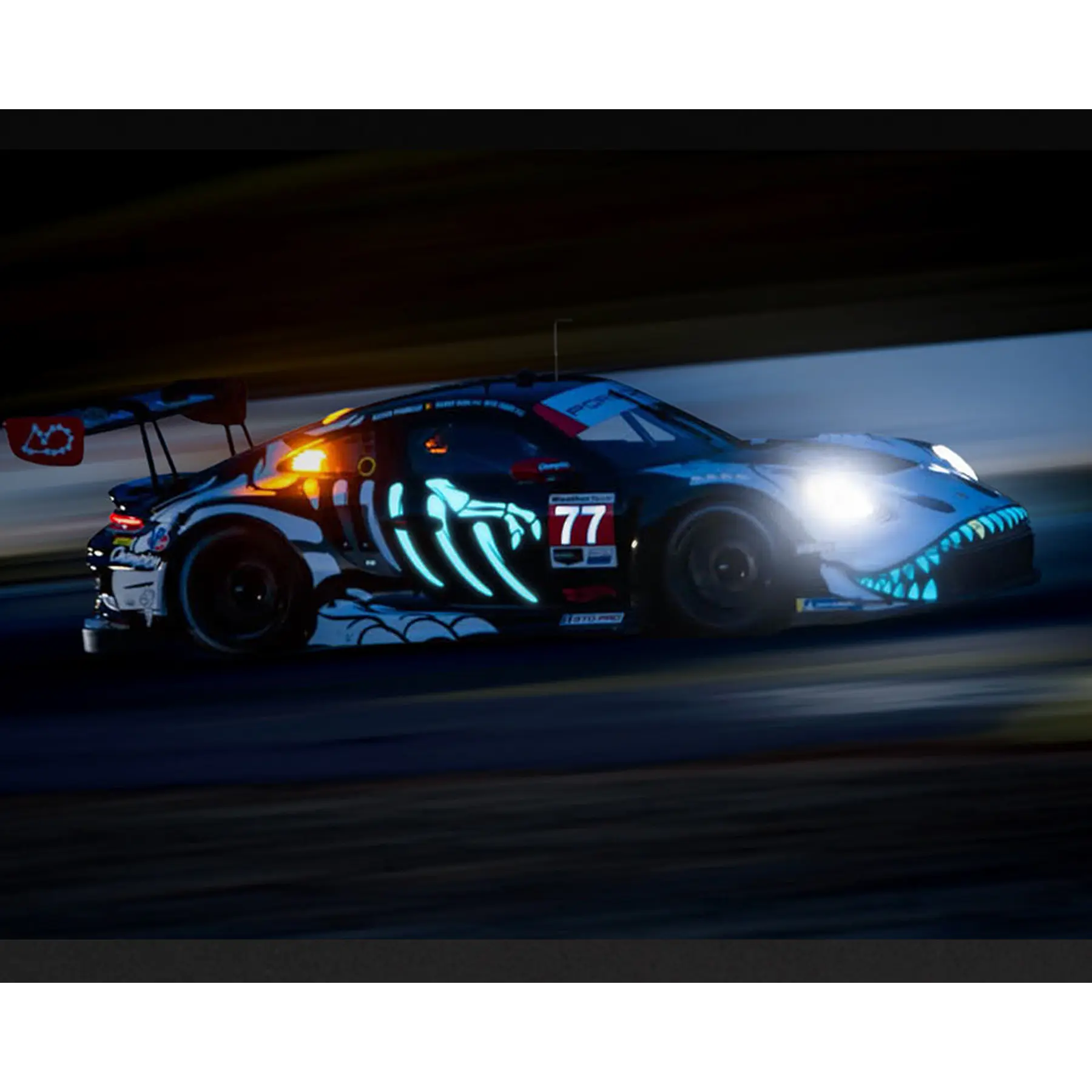 (PREVENTA) Mini GT 1:64 Porsche 911 GT3 R (992) #77 AO Racing “Skeleton Rexy” 2026 IMSA Petit Le Mans – (Glow in the Dark) – Limited Edition
