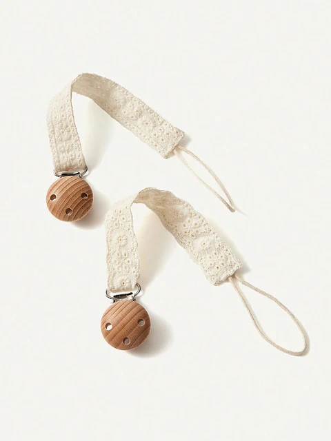 2 Clips de Chupete Bordado Encaje Blanco — Baby Shower Cozy Pixies