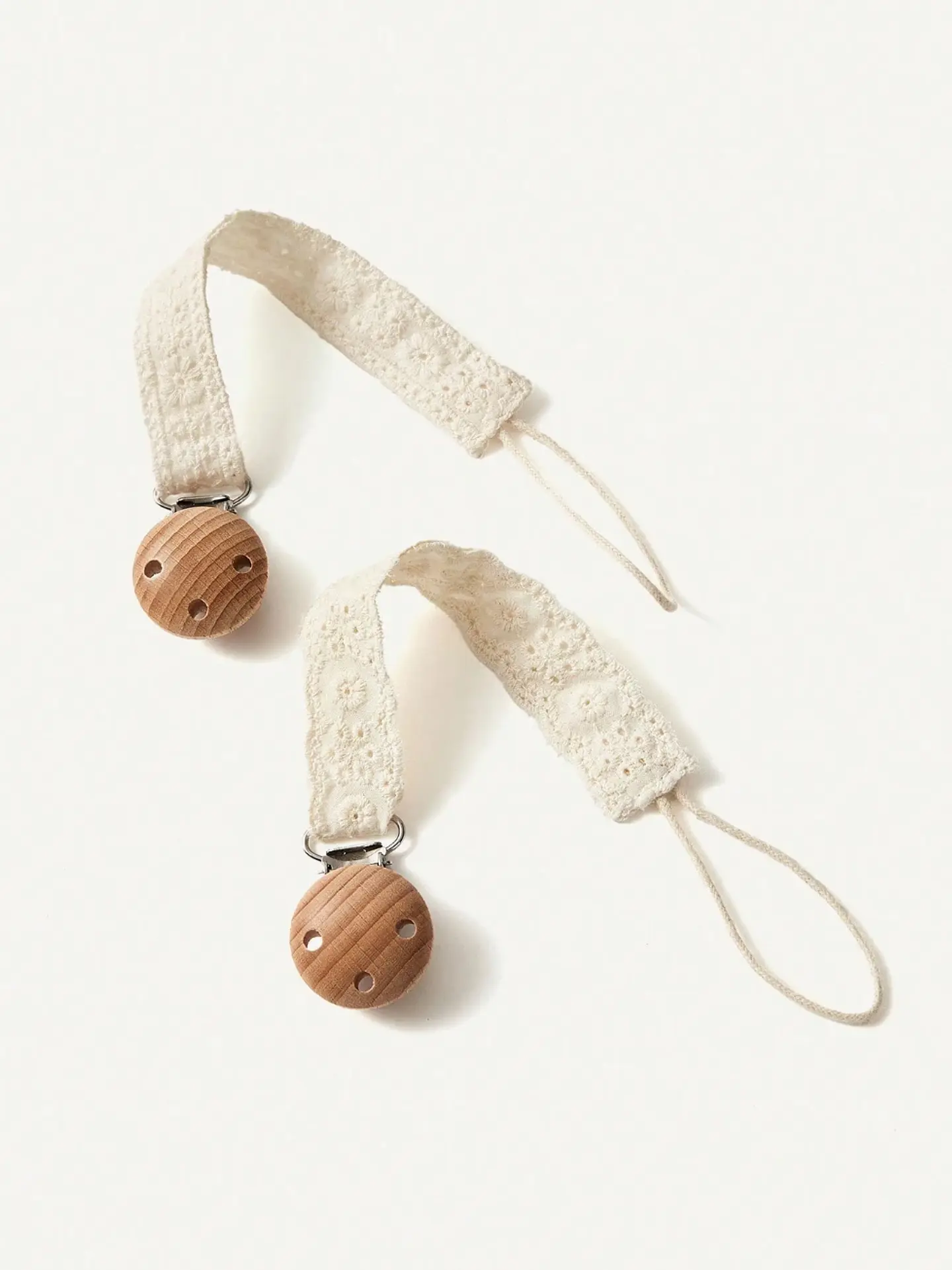 2 Clips de Chupete Bordado Encaje Blanco — Baby Shower Cozy Pixies 1