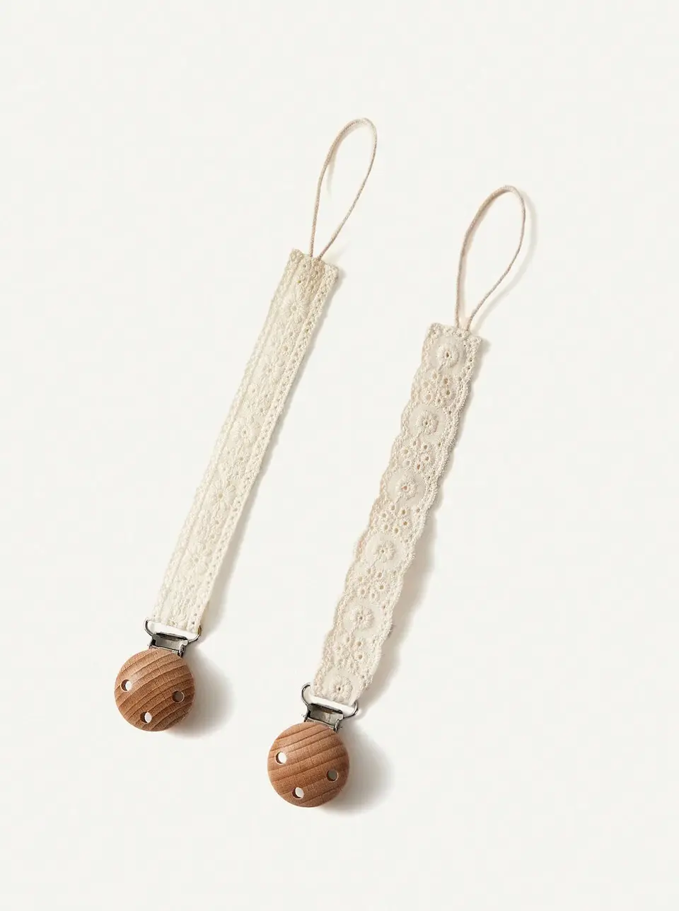 2 Clips de Chupete Bordado Encaje Blanco — Baby Shower Cozy Pixies 3