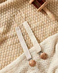 2 Clips de Chupete Bordado Encaje Blanco — Baby Shower Cozy Pixies - Miniatura 2