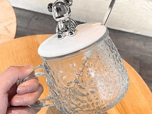 Vaso de vidrio con cuchara decorado con oso