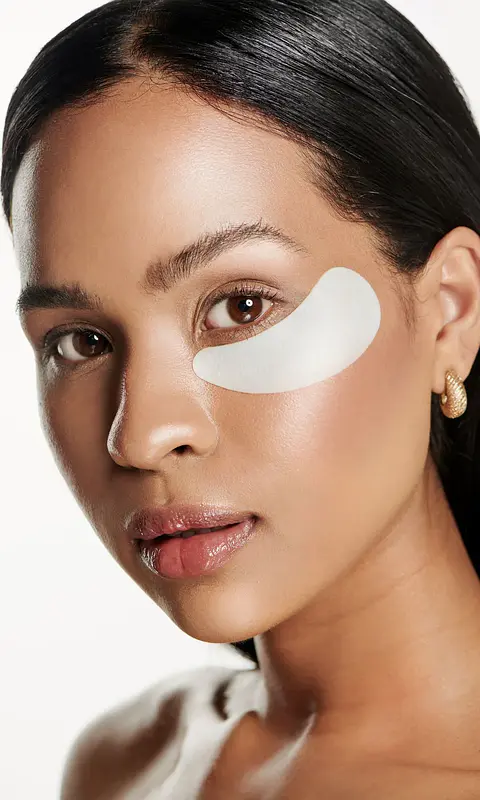 Parches para el contorno de los ojos, errores y consejos de uso según los expertos en la piel