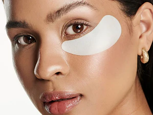 Parches para el contorno de los ojos, errores y consejos de uso según los expertos en la piel