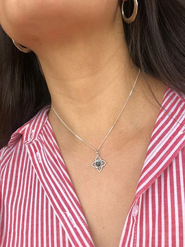Collar Lily