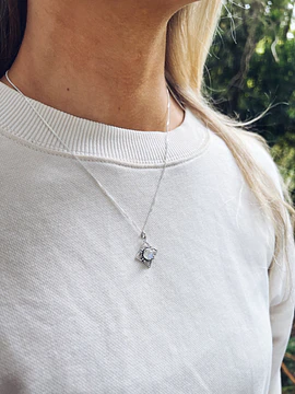 Collar Lily