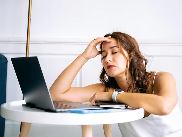 Cansaço extremo e a sensação de acordar cansada: quando o stress esgota a nossa energia