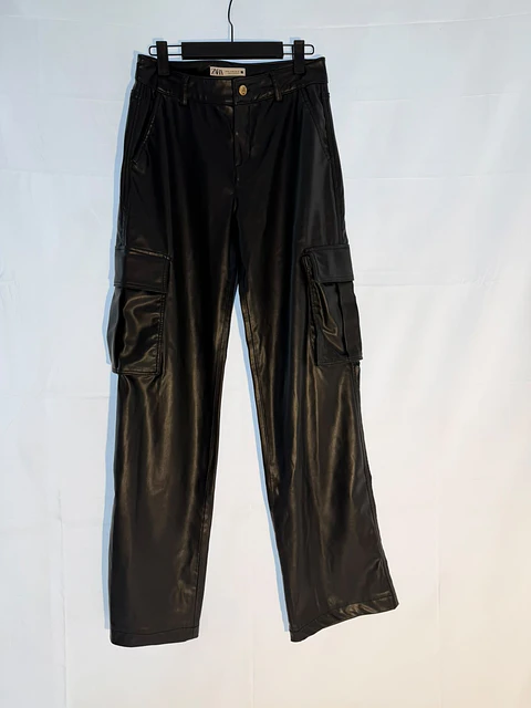 Pantalón Cargo Efecto Cuero Negro Zara