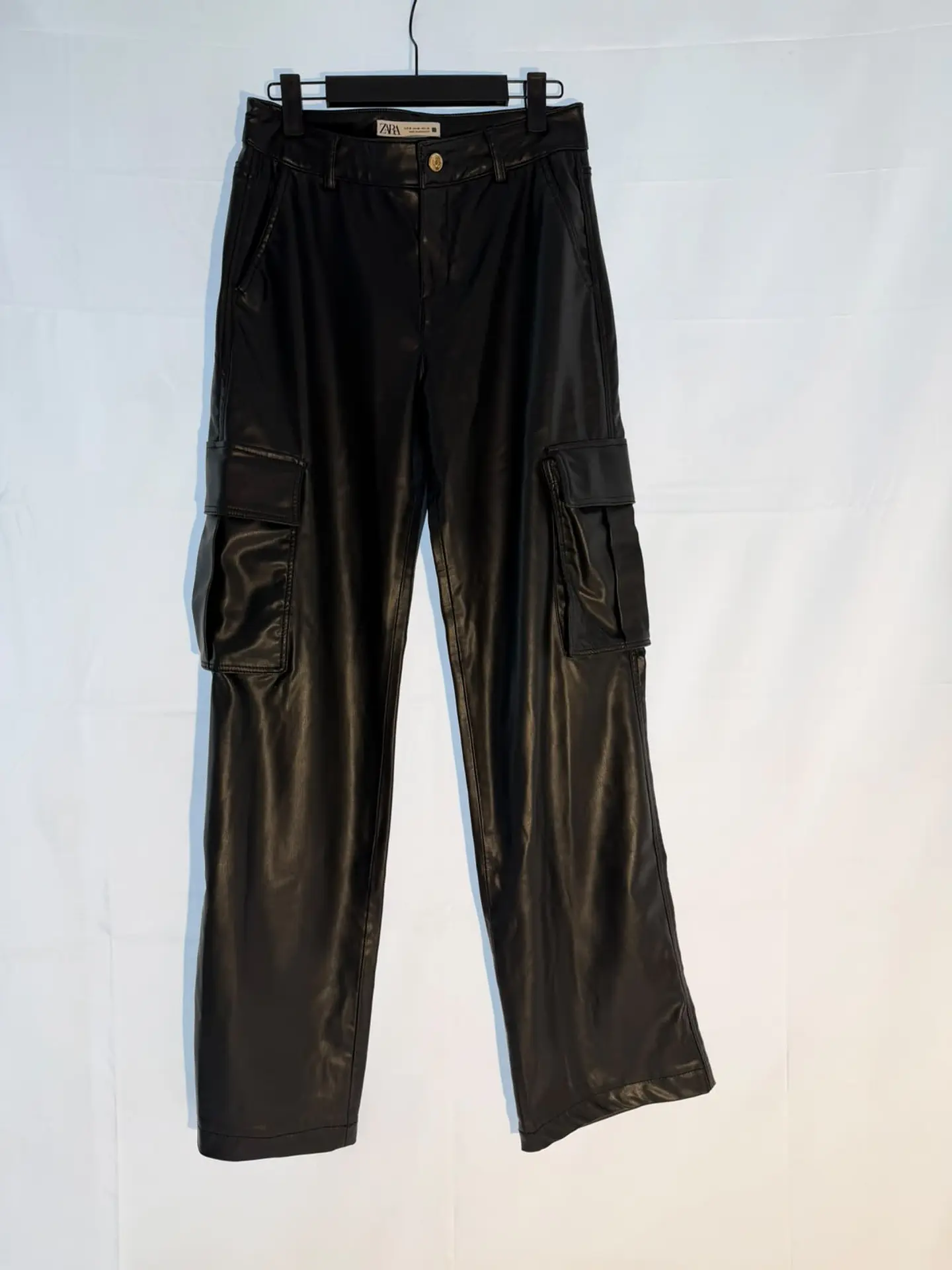Pantalón Cargo Efecto Cuero Negro Zara 2
