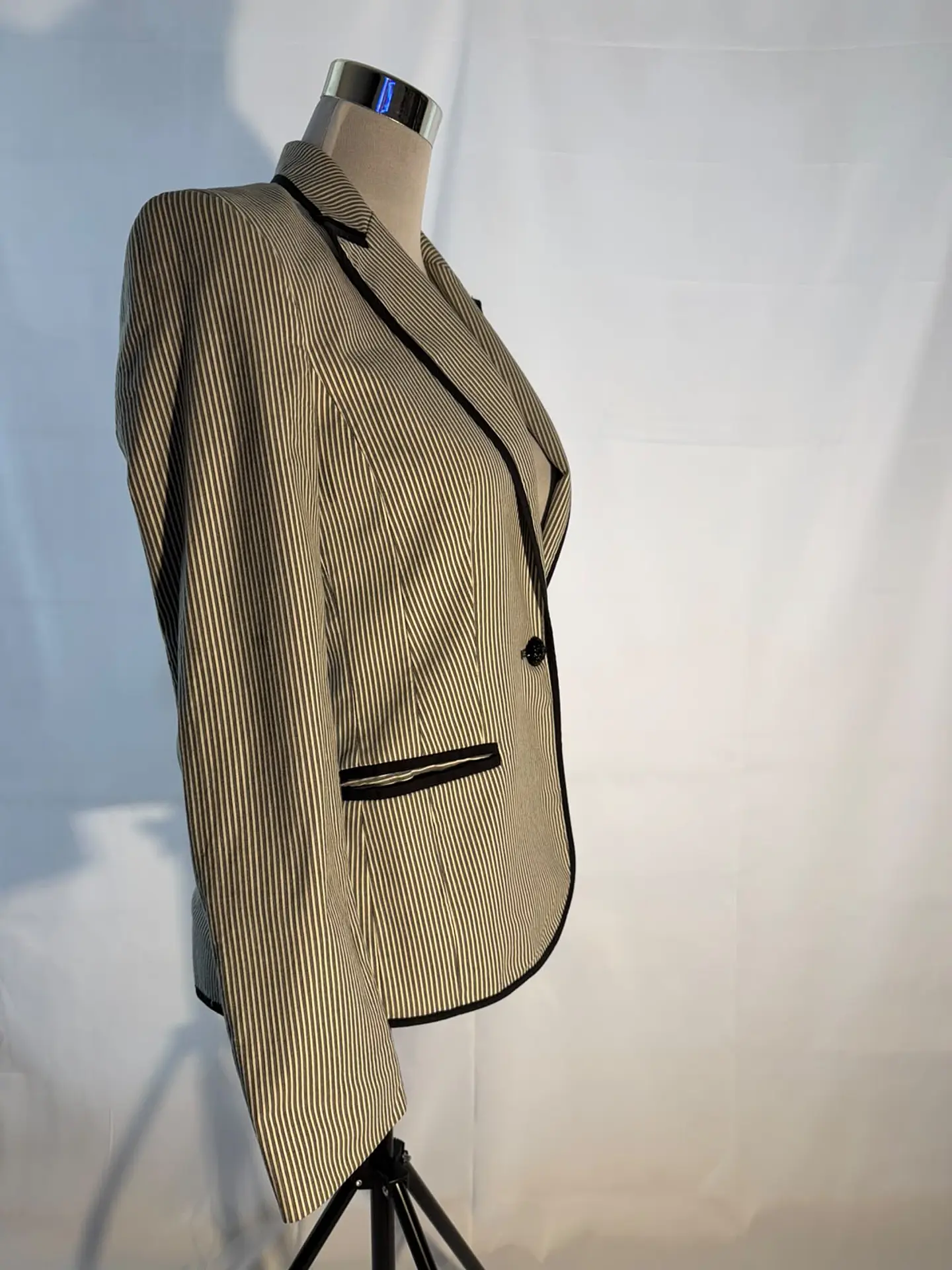 Blazer Sastre a Rayas con Ribetes Negros Mango 2
