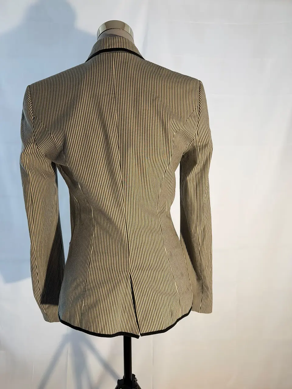 Blazer Sastre a Rayas con Ribetes Negros Mango 3