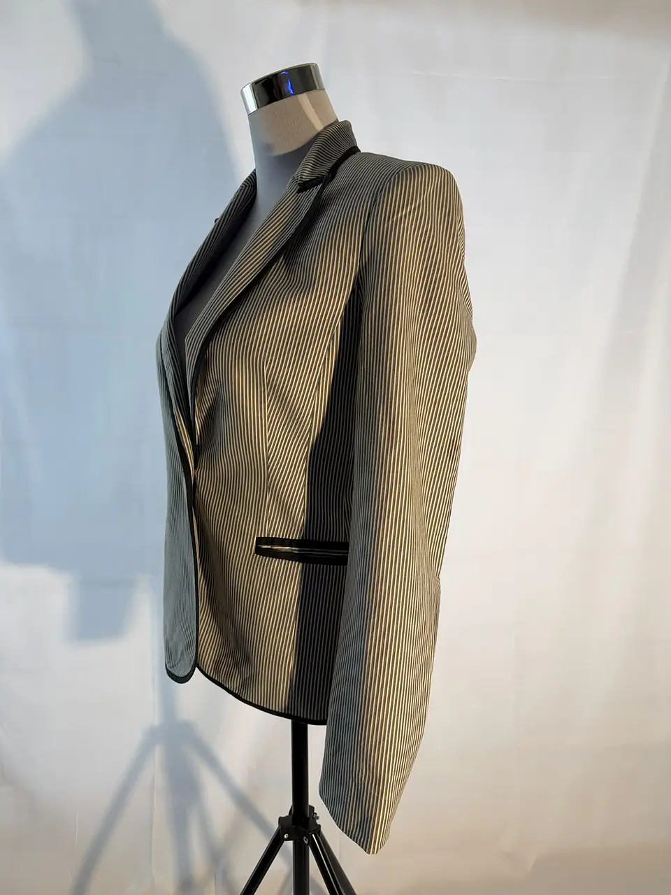 Blazer Sastre a Rayas con Ribetes Negros Mango 4
