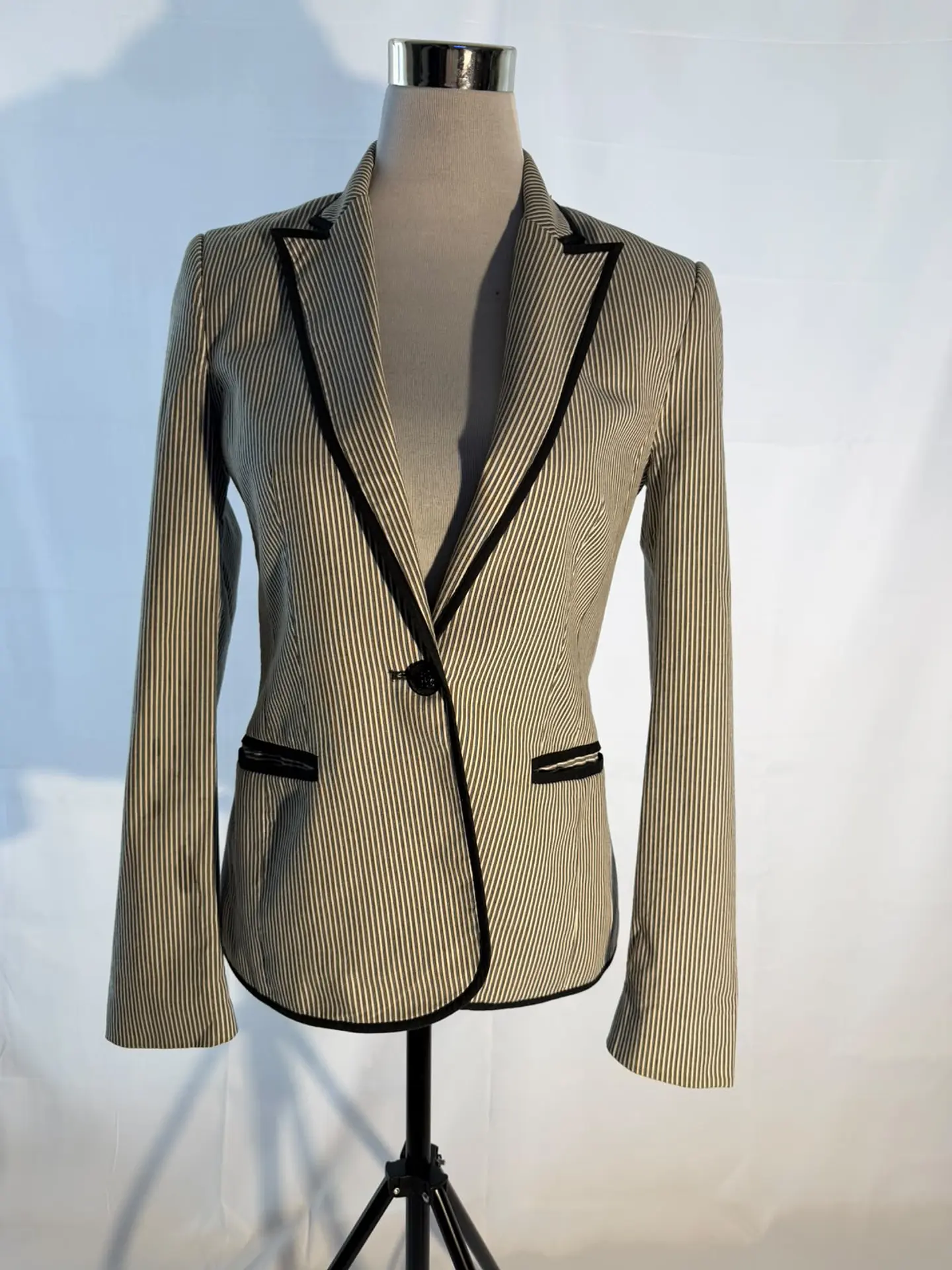 Blazer Sastre a Rayas con Ribetes Negros Mango 6