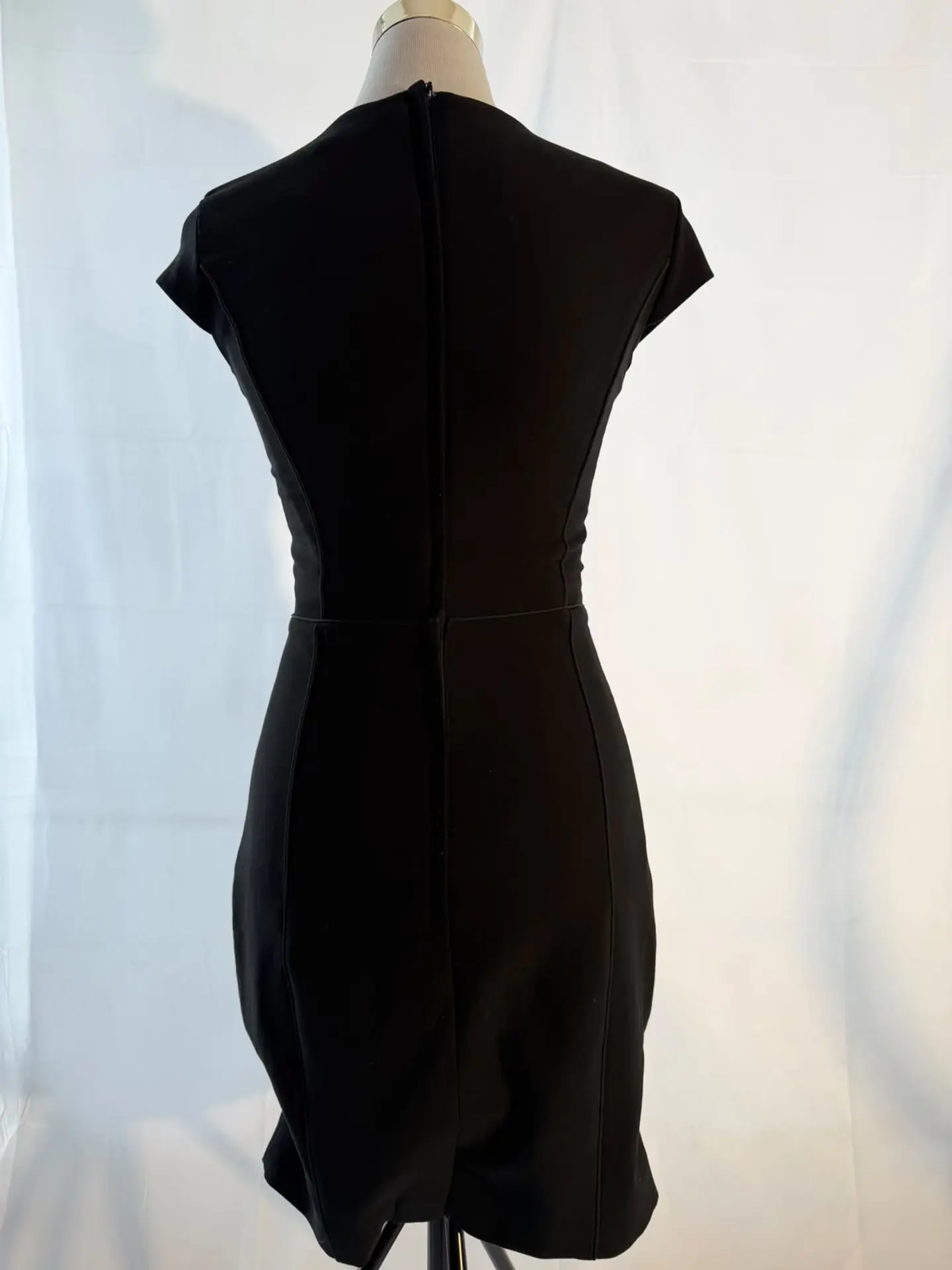 Vestido Negro Estructurado H&M (LBD) con Costuras Sastre 2
