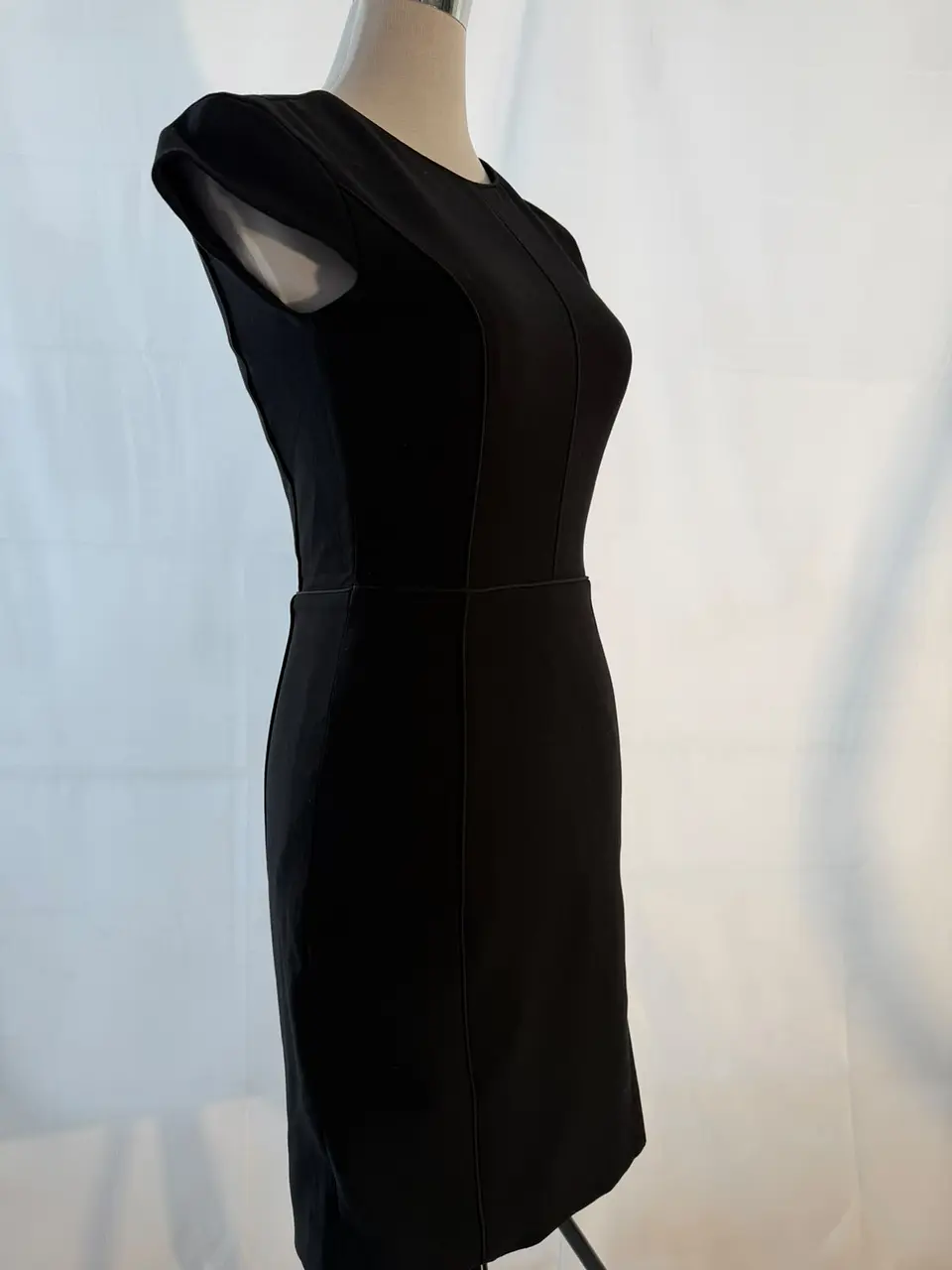 Vestido Negro Estructurado H&M (LBD) con Costuras Sastre 3