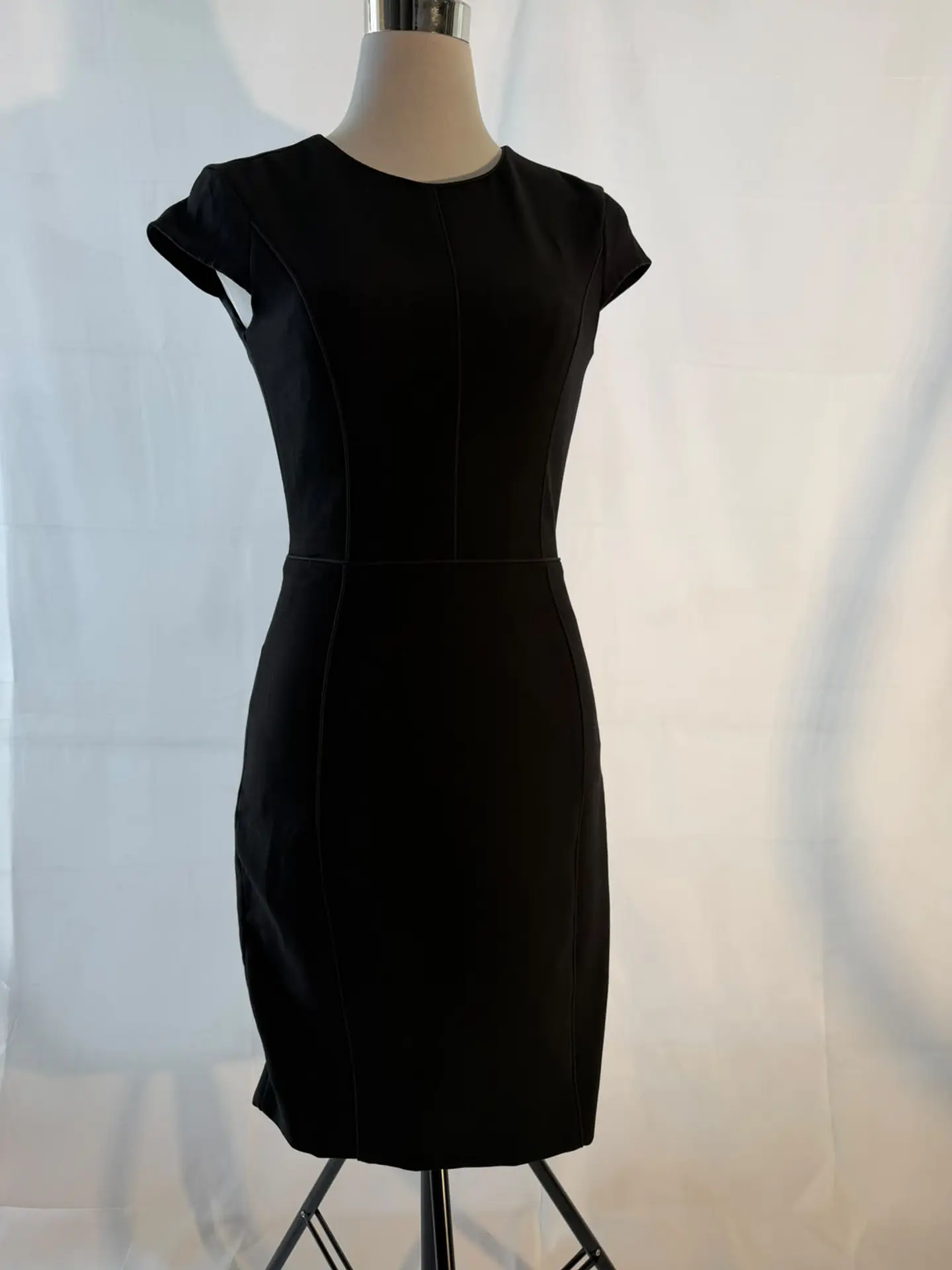 Vestido Negro Estructurado H&M (LBD) con Costuras Sastre 5