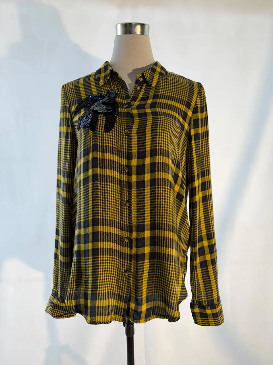 H&M Camisa de Franela Escocesa Amarilla con Insectos de Lentejuelas 2