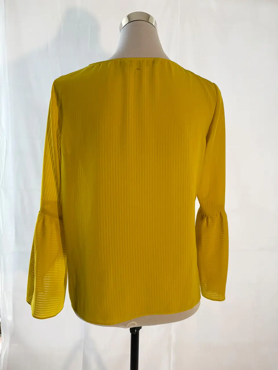 Blusa Mostaza con Mangas Campana Zara 3