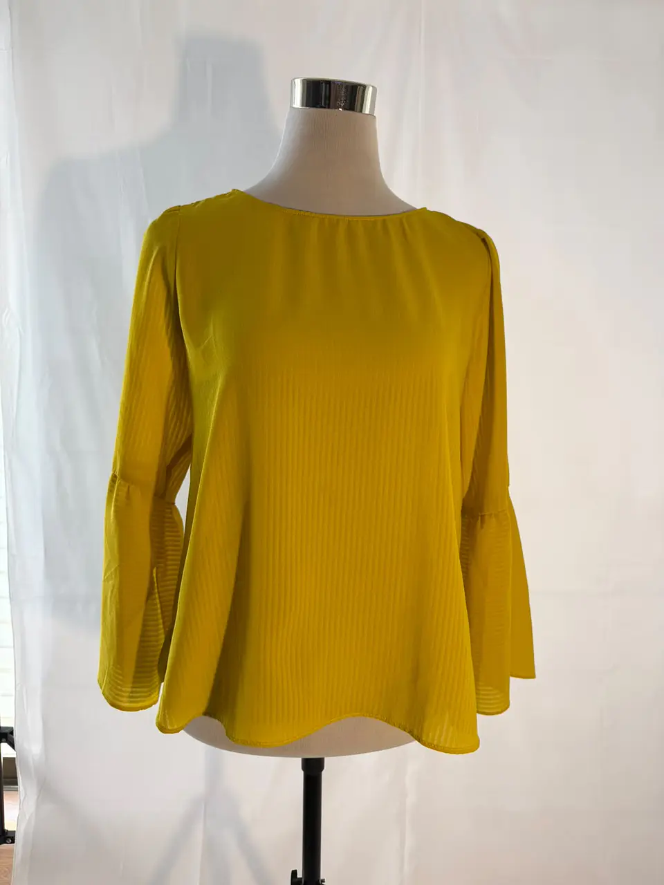 Blusa Mostaza con Mangas Campana Zara 2