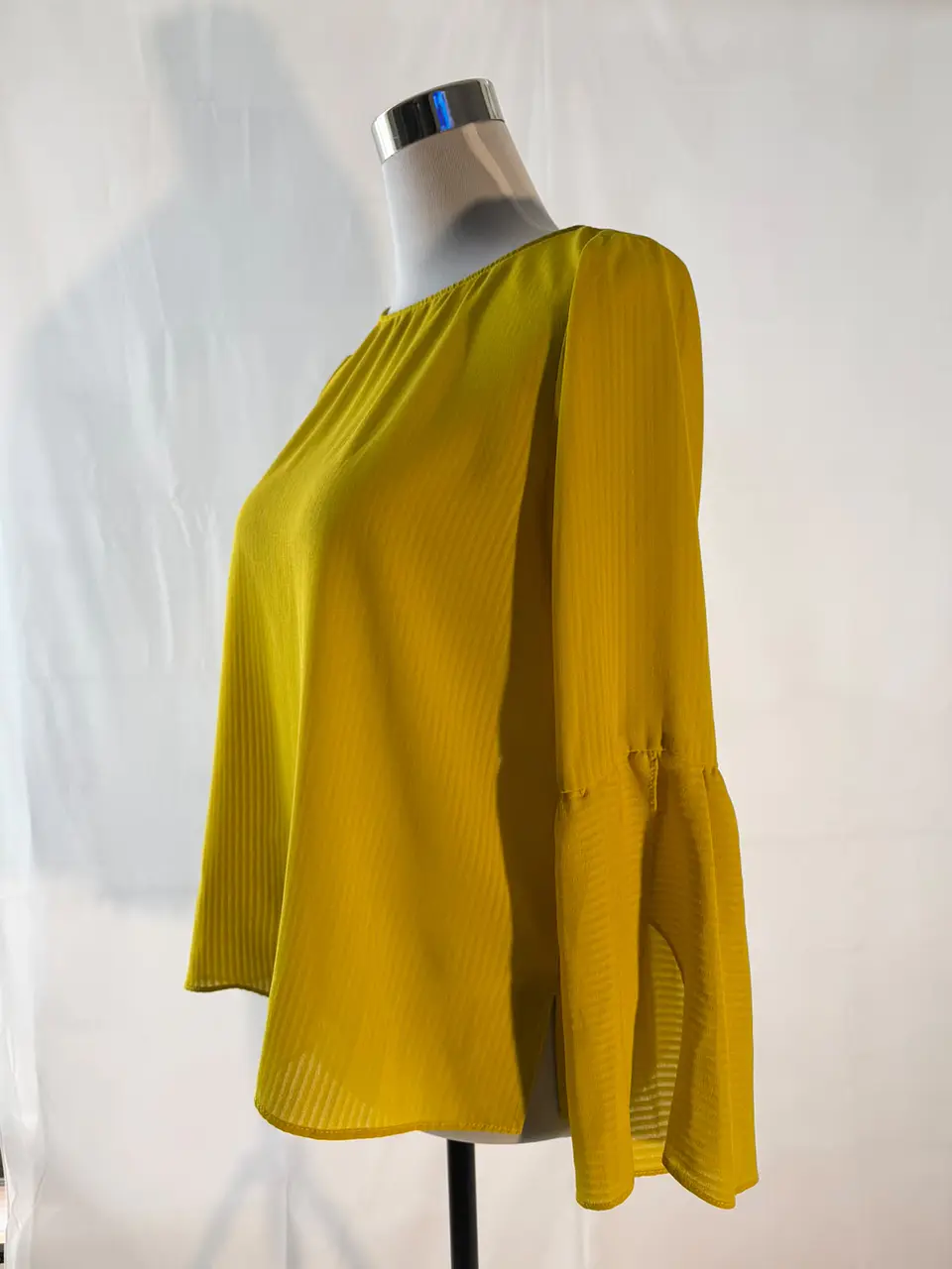 Blusa Mostaza con Mangas Campana Zara 5