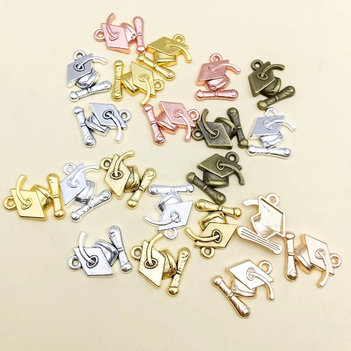 Dijes bisuteria graduación colores aleacion 1