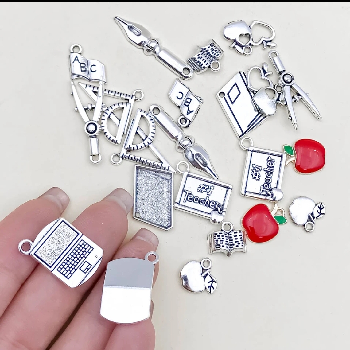 Dijes bisuteria escuela  1