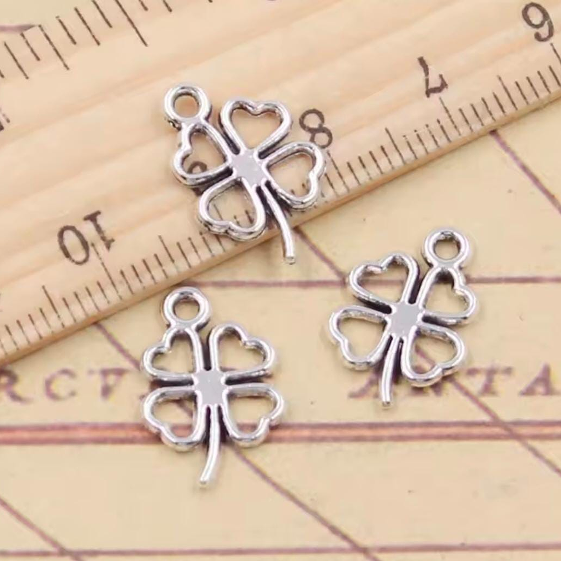 Dijes bisuteria Treboles plateados 1