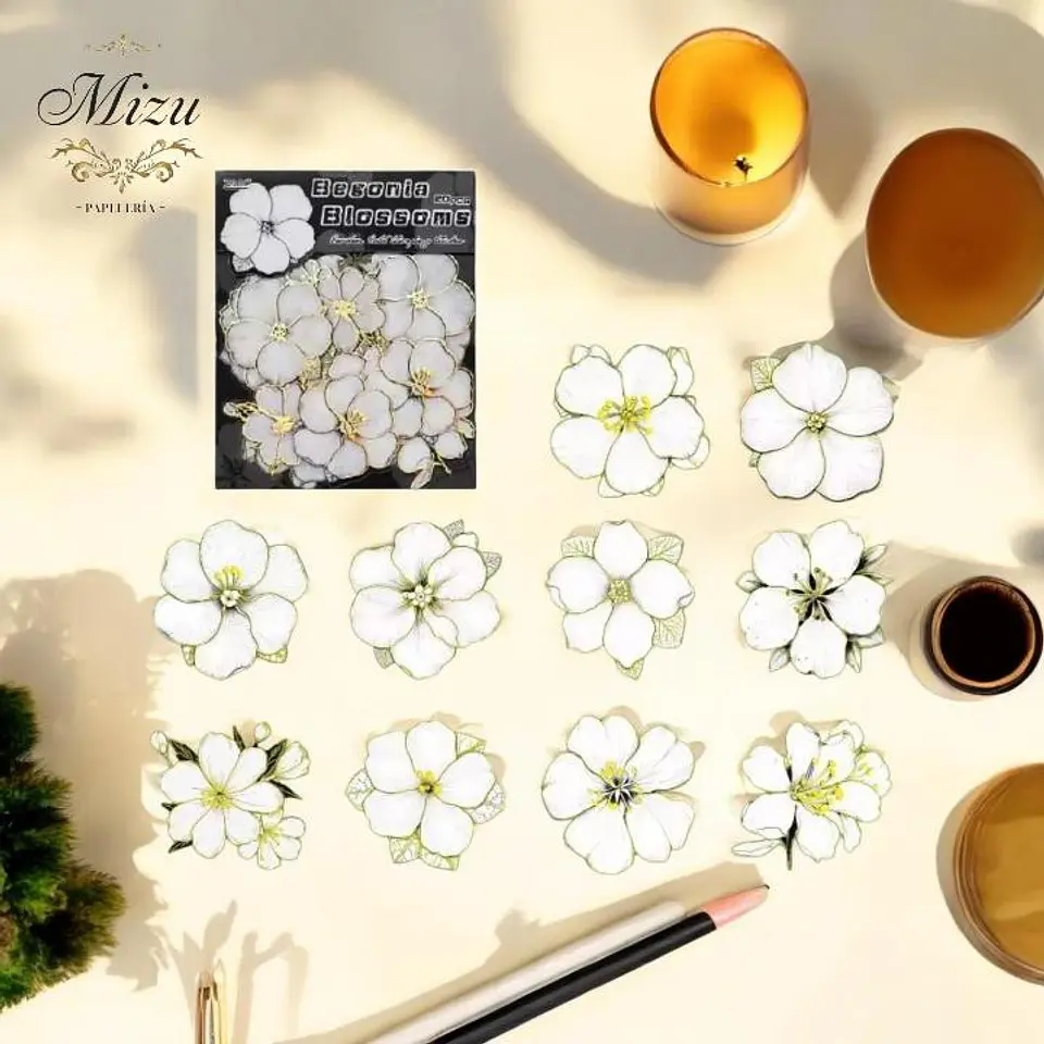 Flores Blancas con Bordes Dorados. 7