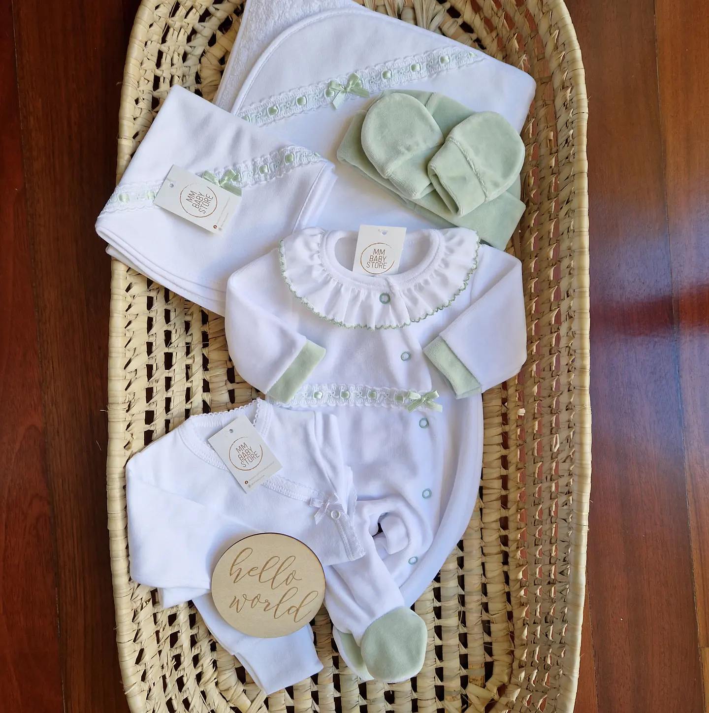 Babygrow de veludo com bordado inglês 2