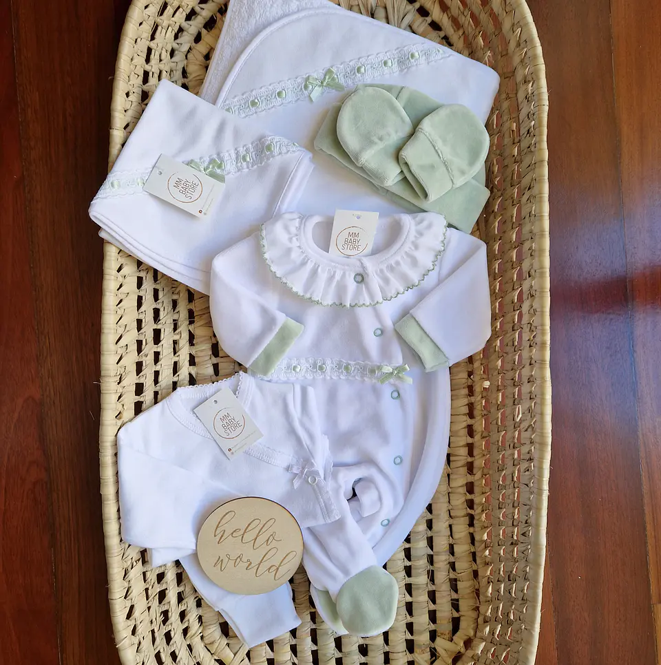Babygrow de veludo com bordado inglês 2