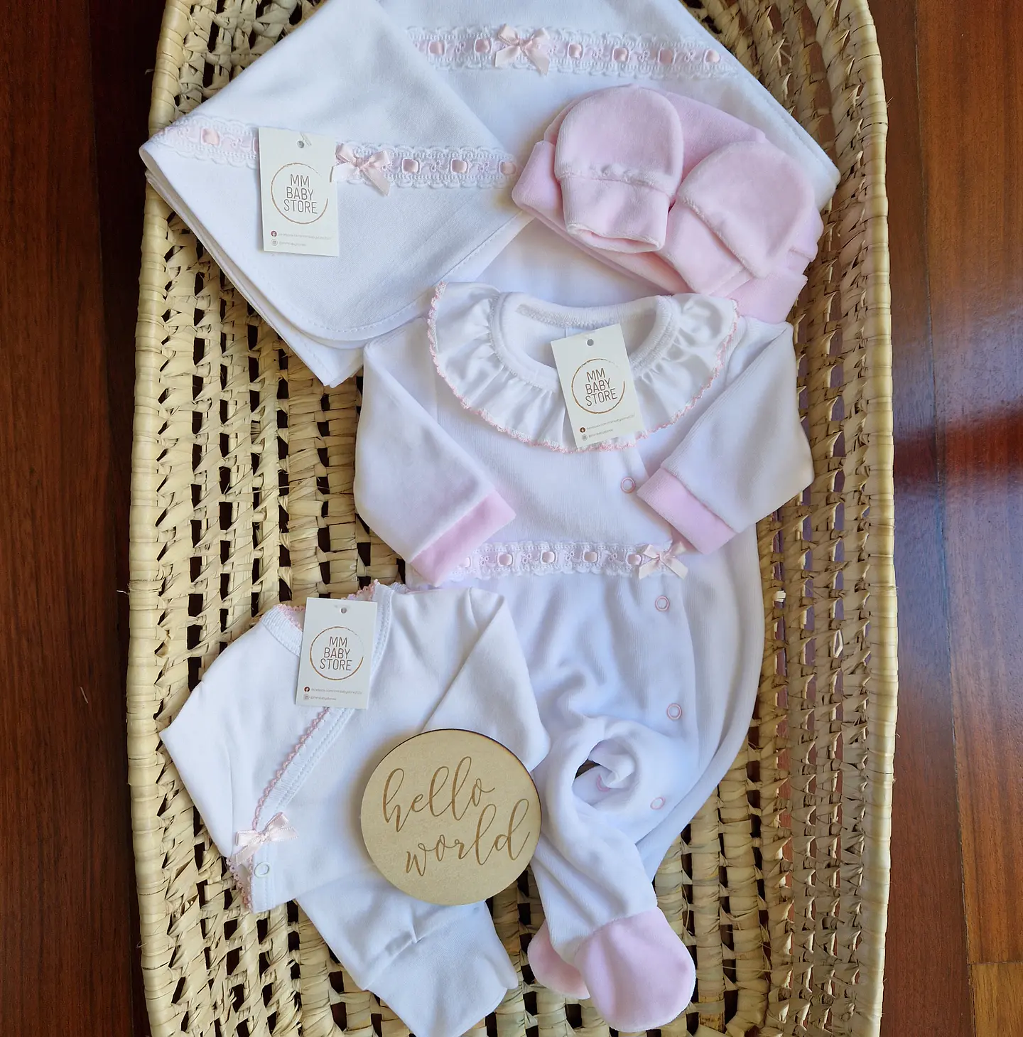 Babygrow de veludo com bordado inglês 3