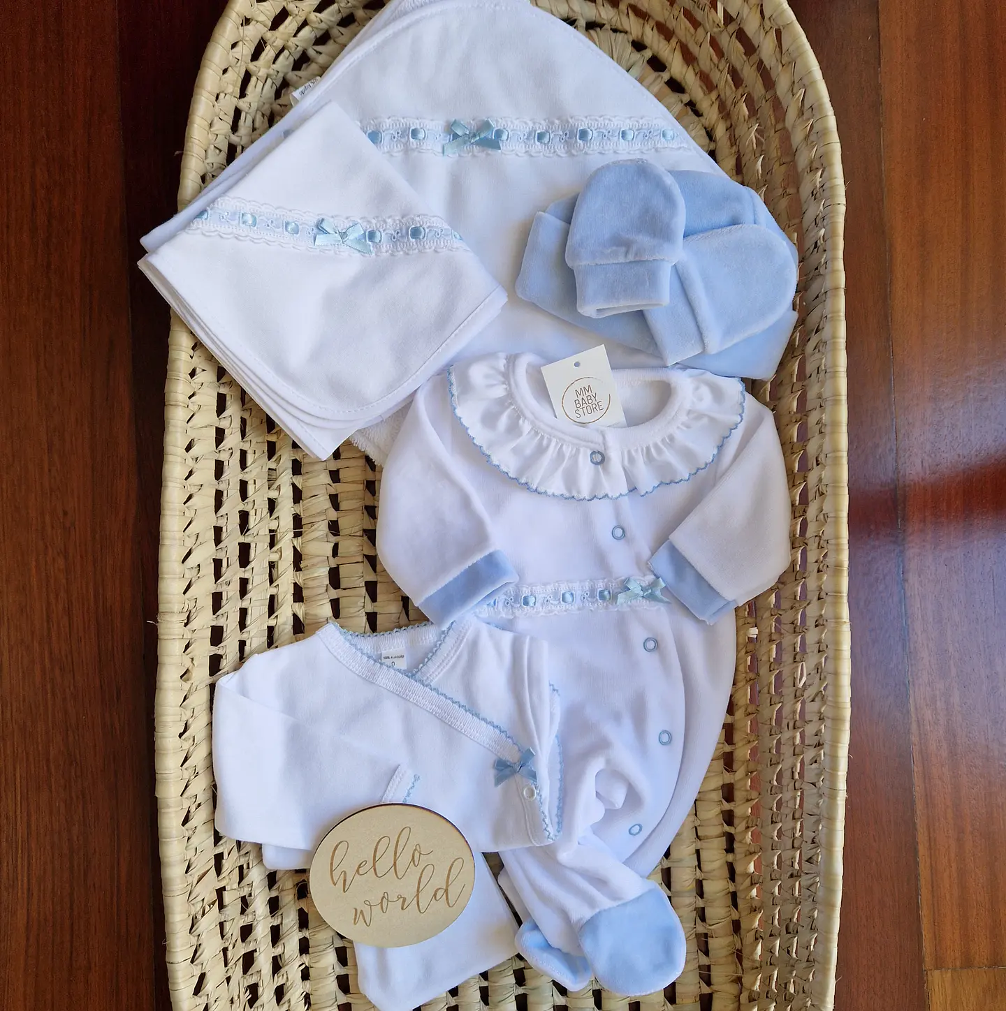 Babygrow de veludo com bordado inglês 4