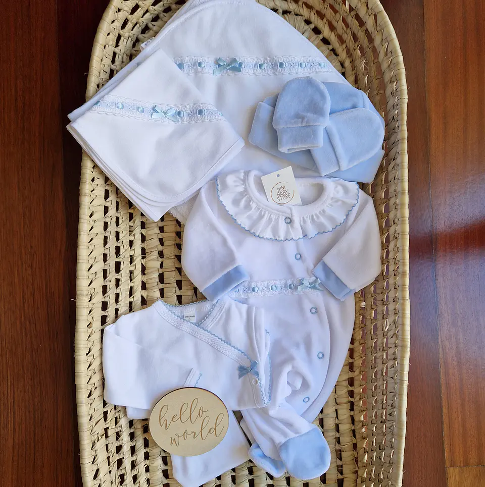 Babygrow de veludo com bordado inglês 4
