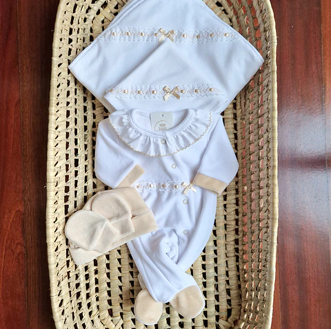 Babygrow de veludo com bordado inglês
