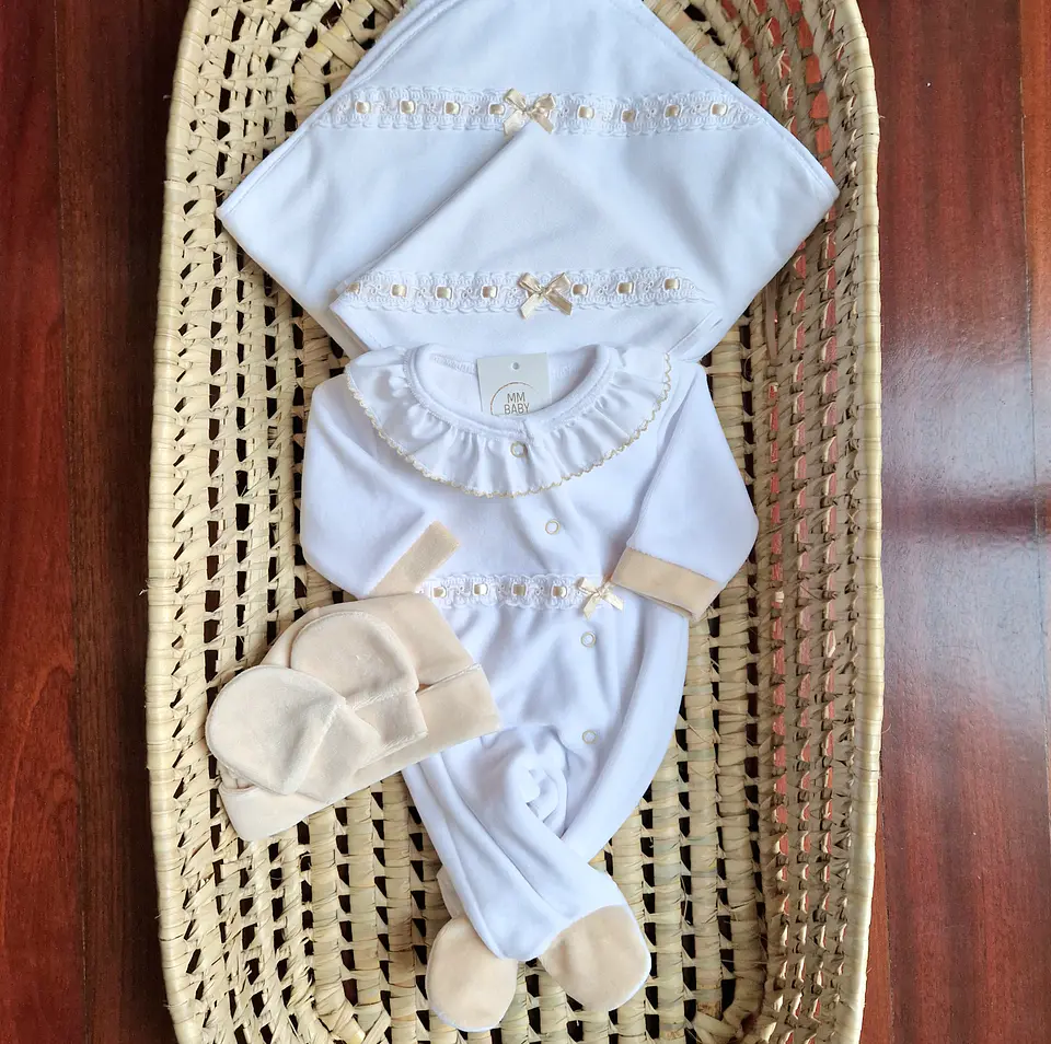 Babygrow de veludo com bordado inglês 1