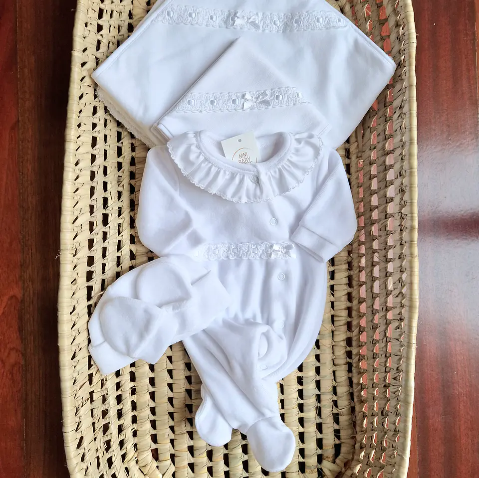 Babygrow de veludo com bordado inglês 5