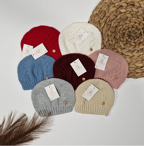 Gorro de malha com botão