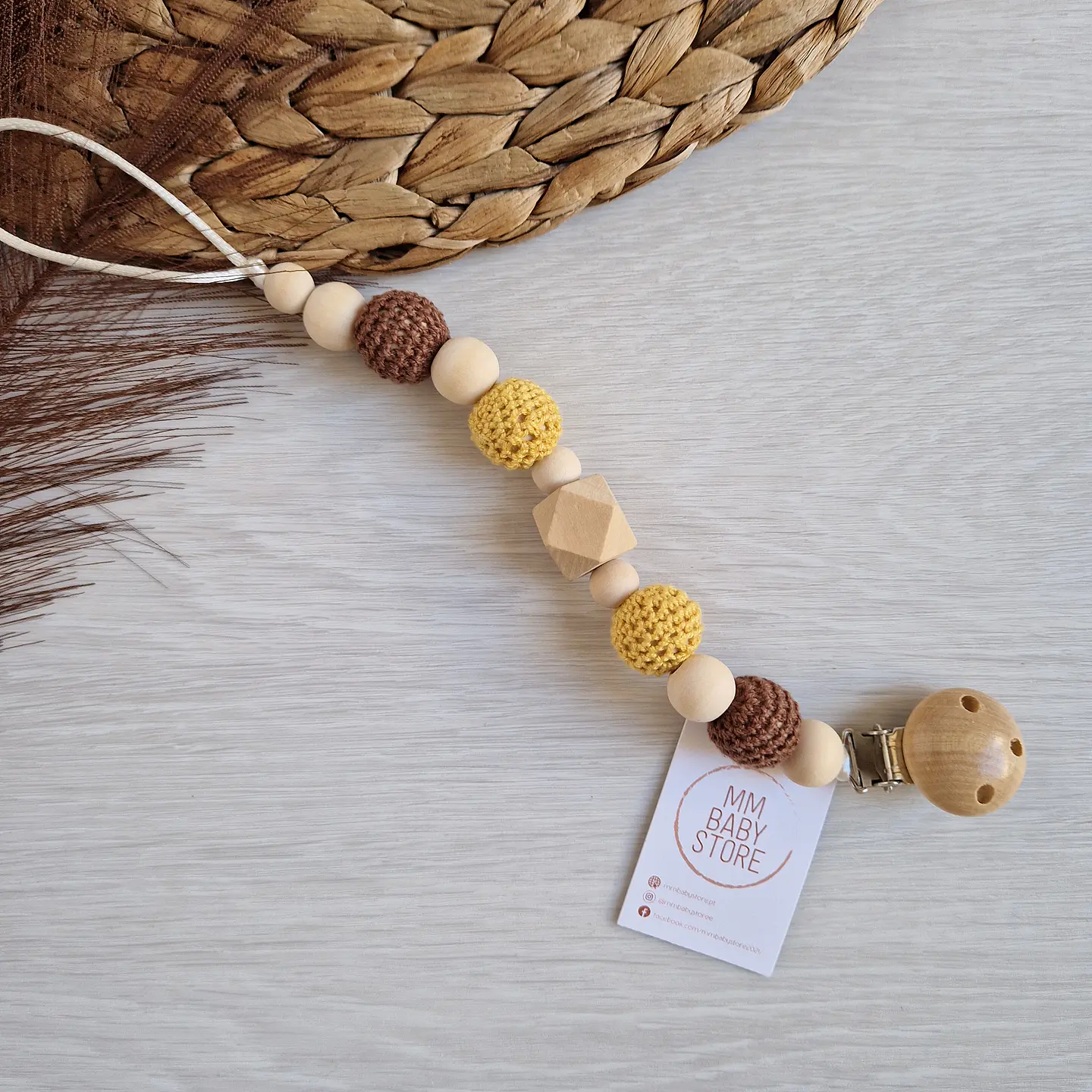 Corrente de chupeta feita à mão em tons de castanho e amarelo mostarda 1