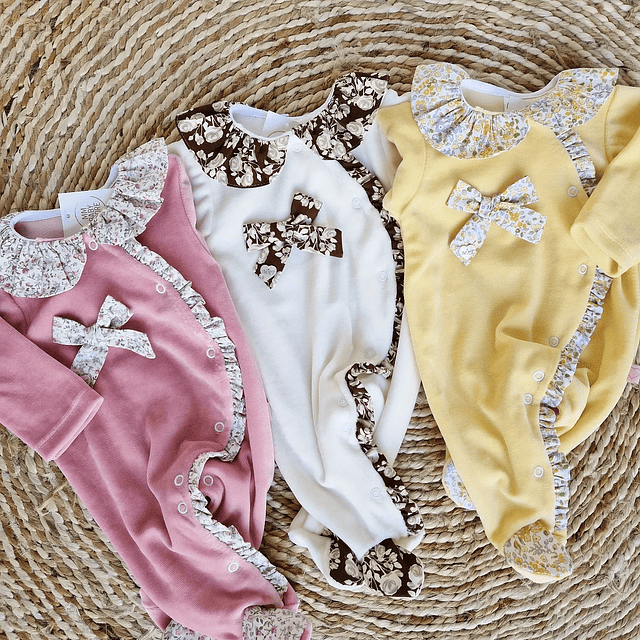 Babygrow com flores e folho