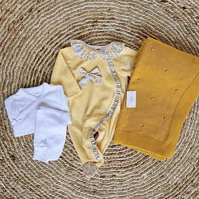 Babygrow com flores e folho - Amarelo