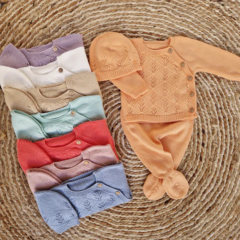 Conjunto de calças, camisola e gorro