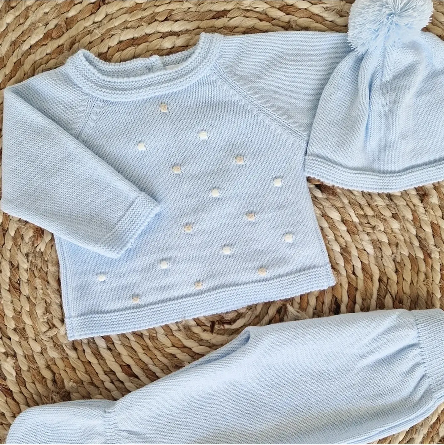 Conjunto de calças, camisola e gorro com bolinhas 2