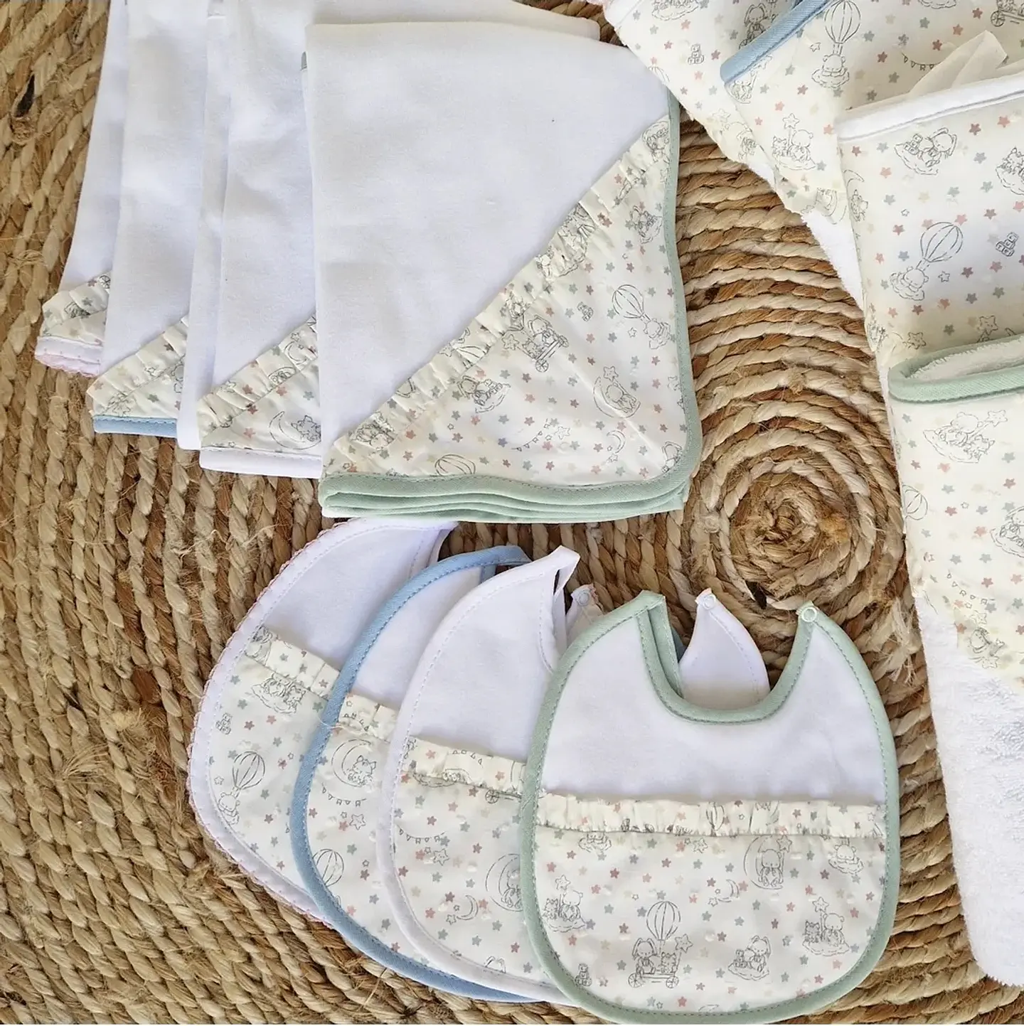Conjunto de toalha, fralda e babete 2