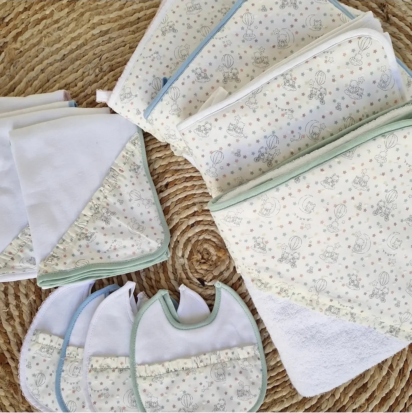 Conjunto de toalha, fralda e babete 4