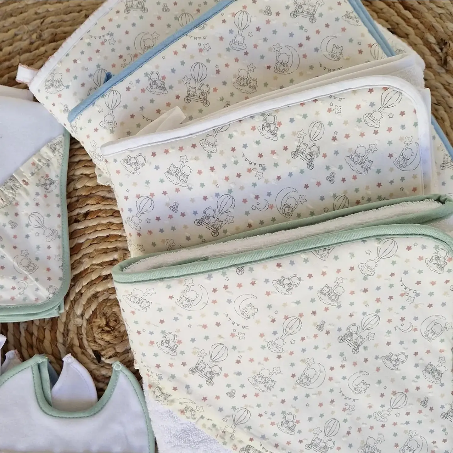 Conjunto de toalha, fralda e babete 3