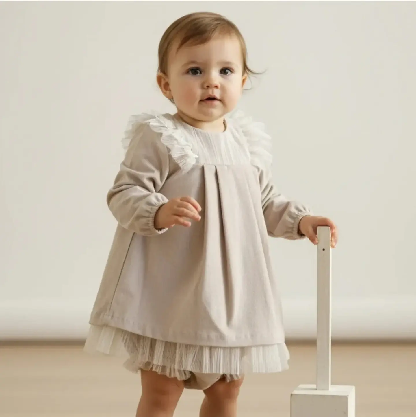 Vestido com renda, tule e tapa fraldas 1