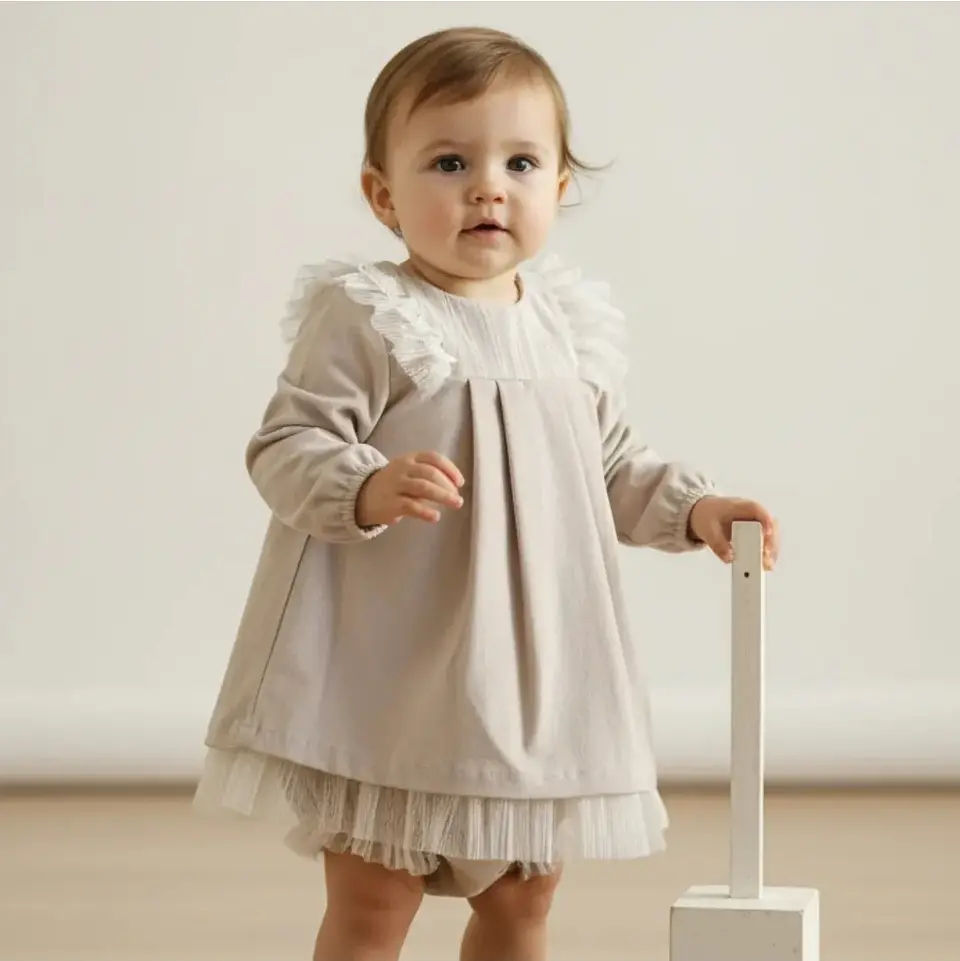 Vestido com renda, tule e tapa fraldas 1