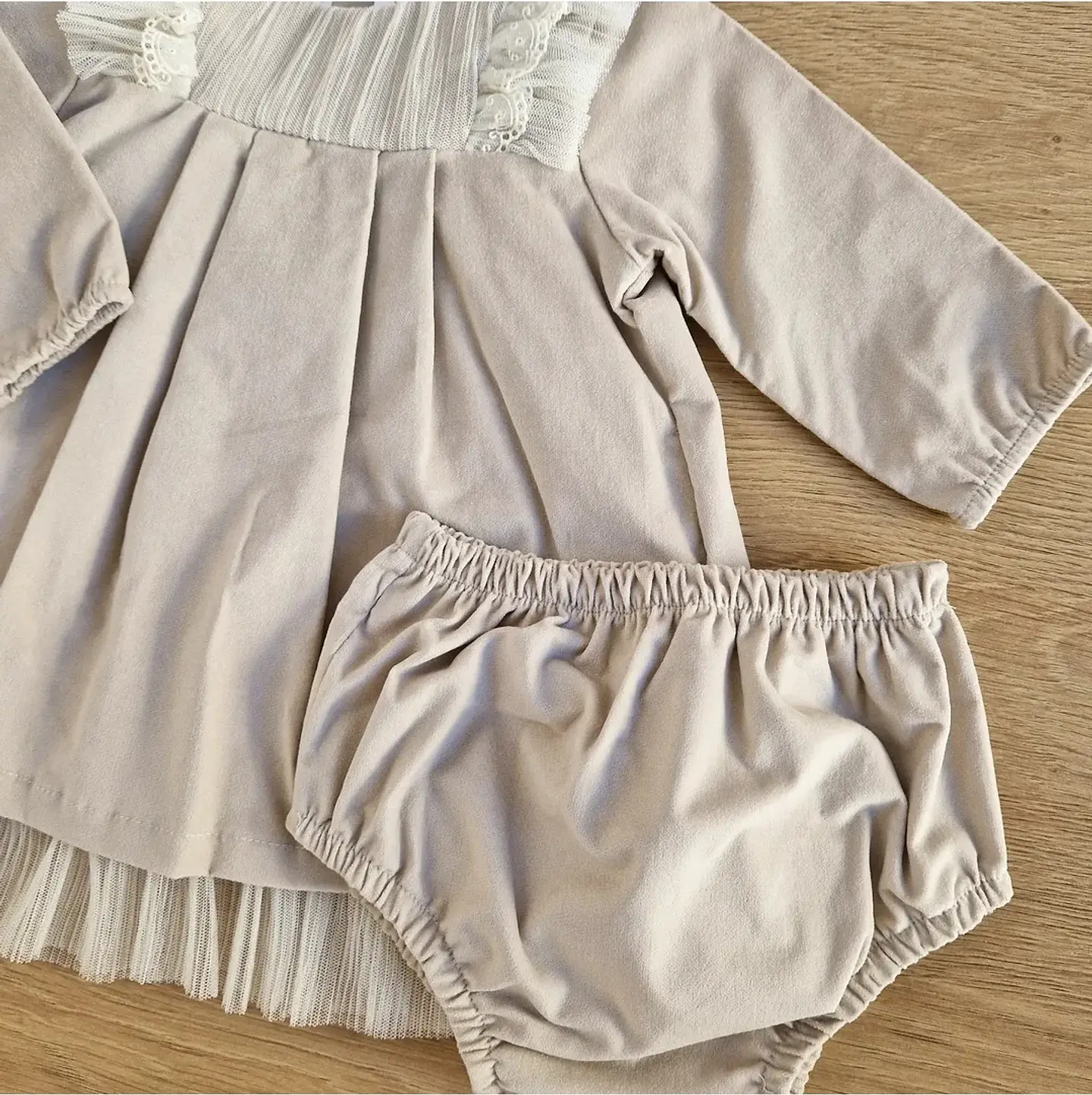 Vestido com renda, tule e tapa fraldas 4