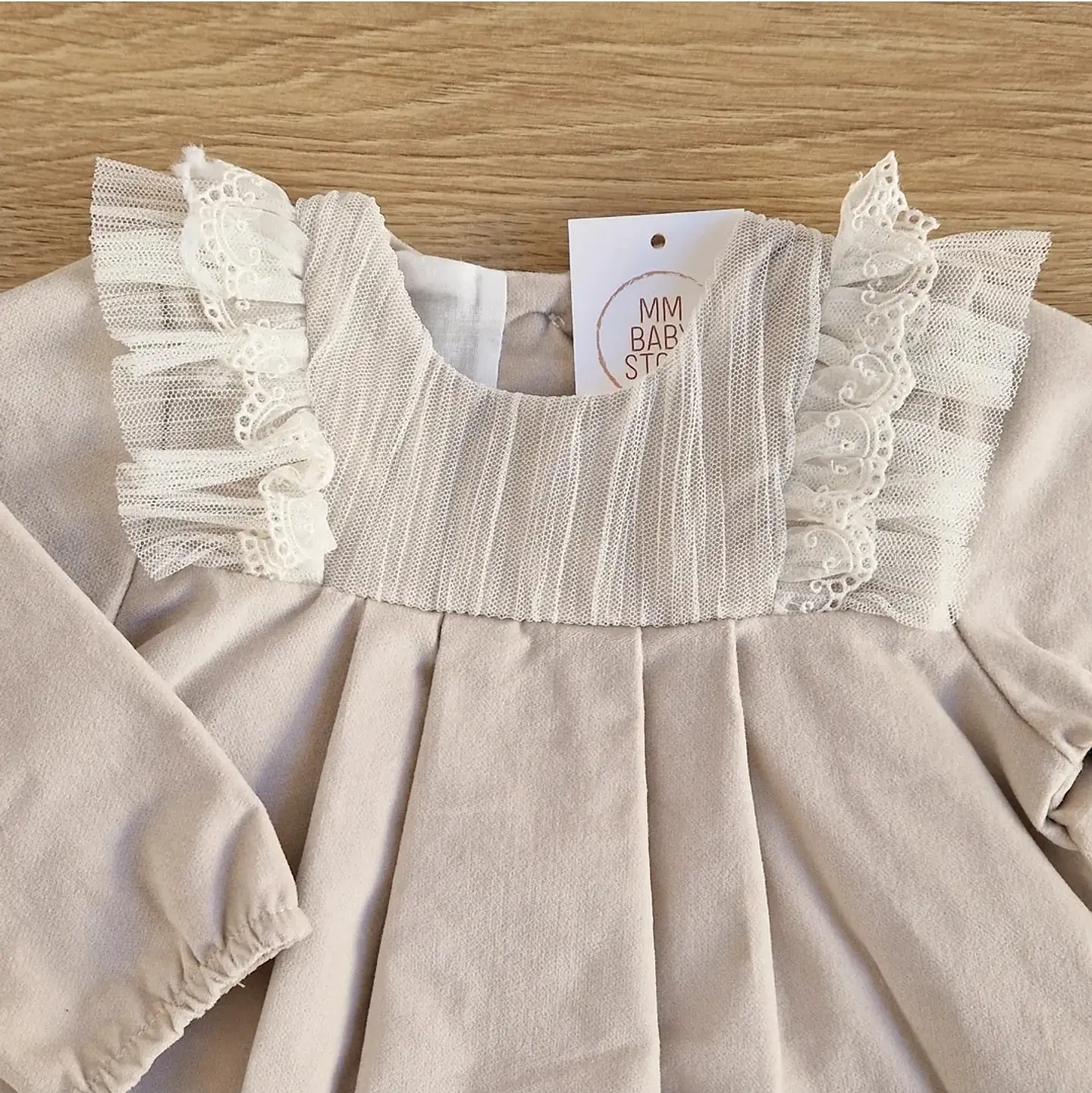 Vestido com renda, tule e tapa fraldas 3